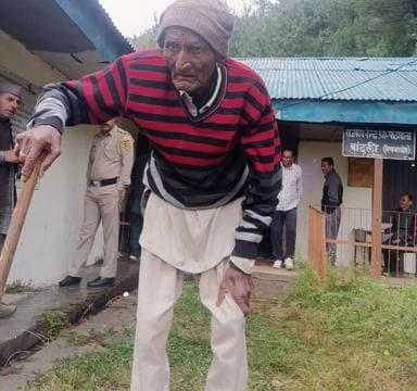 Ninety-nine -year-old Mathu Ram after casting his vote at Kyar panchayat in Theog, Shimla, on Saturday. (HT Photo) Ninety-nine -year-old Mathu Ram after casting his vote at Kyar panchayat in Theog, Shimla, on Saturday. (HT Photo)