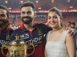 গলায় তুলসী মালা, পরনে ডেনিম! ফের খেতাব জয় RCB-র,বিরাটের পাশে ‘লেডি লাক’ অনুষ্কা