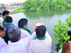 ధవళేశ్వరం బ్యారేజీ నుండి నీటి విడుదల