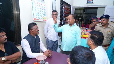 Surprise inspection: Transport minister reviews facilities, shares snack with pax