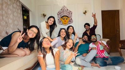 গার্ল গ্যাং-এর পাল্লা ভারী! রবিবাসরীয় দুপুরে জমিয়ে আড্ডা তারে ধরি ধরি টিমের গার্ল গ্যাং-এর পাল্লা ভারী! রবিবাসরীয় দুপুরে জমিয়ে আড্ডা তারে ধরি ধরি টিমের