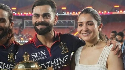 গলায় তুলসী মালা, পরনে ডেনিম! ফের খেতাব জয় RCB-র,বিরাটের পাশে ‘লেডি লাক’ অনুষ্কা গলায় তুলসী মালা, পরনে ডেনিম! ফের খেতাব জয় RCB-র,বিরাটের পাশে ‘লেডি লাক’ অনুষ্কা