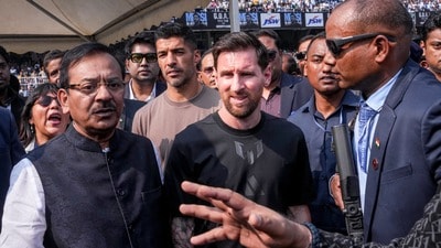 মেসির পাশে অরূপ বিশ্বাস। (ফাইল ছবি, সৌজন্যে পিটিআই) মেসির পাশে অরূপ বিশ্বাস। (ফাইল ছবি, সৌজন্যে পিটিআই)