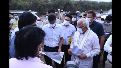 Union minion Manohar Lal Khattar inspects the Bandhwari landfill on Friday. (facebook/manoharlalKhattar) Union minion Manohar Lal Khattar inspects the Bandhwari landfill on Friday. (facebook/manoharlalKhattar)