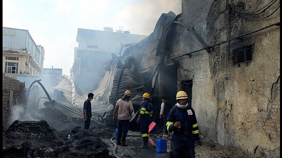 The fire later spread to the adjoining mattress manufacturing unit, located at Plot No. 262. (Manoj Dhaka/HT)