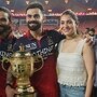 গলায় তুলসী মালা, পরনে ডেনিম! ফের খেতাব জয় RCB-র,বিরাটের পাশে ‘লেডি লাক’ অনুষ্কা