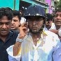 ডিম ছোড়ার পরে অভিষেক বন্দ্যোপাধ্যায়। (ছবি সৌজন্যে পিটিআই)