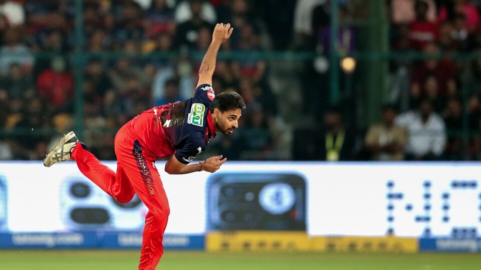 <p><strong>పర్పుల్ క్యాప్ రేస్- </strong>వికెట్ల వేటలో గుజరాత్ టైటాన్స్ స్పీడ్‌స్టర్ కాగిసో రబడా, ఆర్సీబీ స్వింగ్ కింగ్ భువనేశ్వర్ కుమార్ మధ్య టైట్ ఫైట్ నడుస్తోంది. రబాడా ప్రస్తుతం 28 వికెట్లతో లిస్టులో టాప్‌లో ఉన్నాడు. ఇతడి ఎకానమీ రేటు 9.43గా ఉంది. మరోవైపు 26 వికెట్లతో రబడా కంటే కేవలం రెండు వికెట్లు మాత్రమే వెనుకబడి ఉన్నాడు. ఇతడి ఎకానమీ రేటు 8.00గా ఉంది. ఒకవేళ ఈ రాత్రి మ్యాచ్ ముగిసేసరికి రబడా, భువీ ఇద్దరూ సమానమైన వికెట్లతో నిలిస్తే.. ఐపీఎల్ నిబంధనల ప్రకారం మెరుగైన ఎకానమీ రేటు<strong> (8.00)</strong> ఉన్నందున భువనేశ్వర్ కుమార్‌కే 'పర్పుల్ క్యాప్' దక్కుతుంది.</p>(ANI Photo)