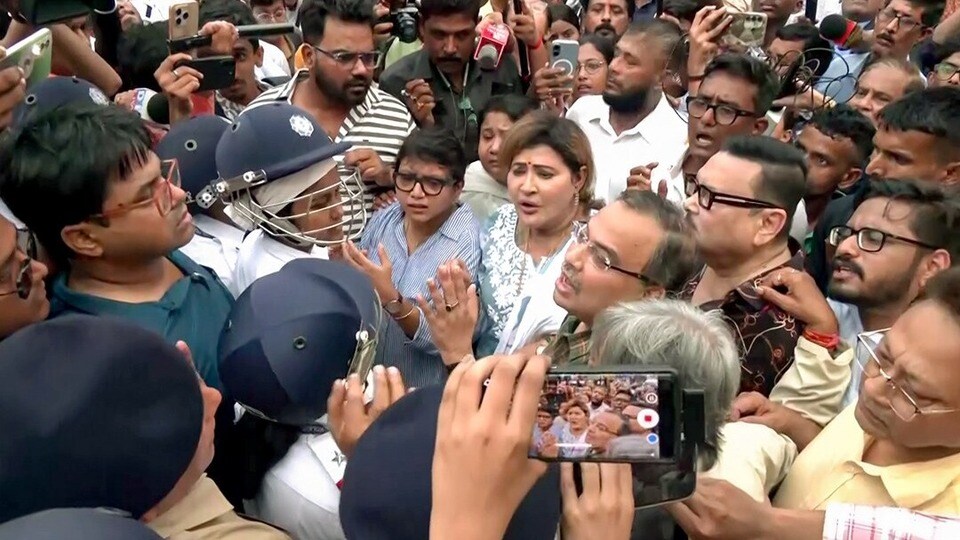 মদন মিত্রের বাড়িতে পুলিশি অভিযান। (ফাইল ছবি, সৌজন্যে এএনআই)