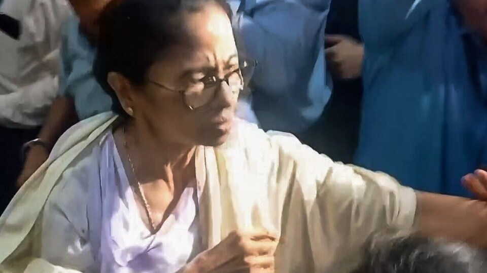 অভিষেক-কাণ্ডের পরে মমতা বন্দ্যোপাধ্যায়। (ছবি সৌজন্যে এএনআই)