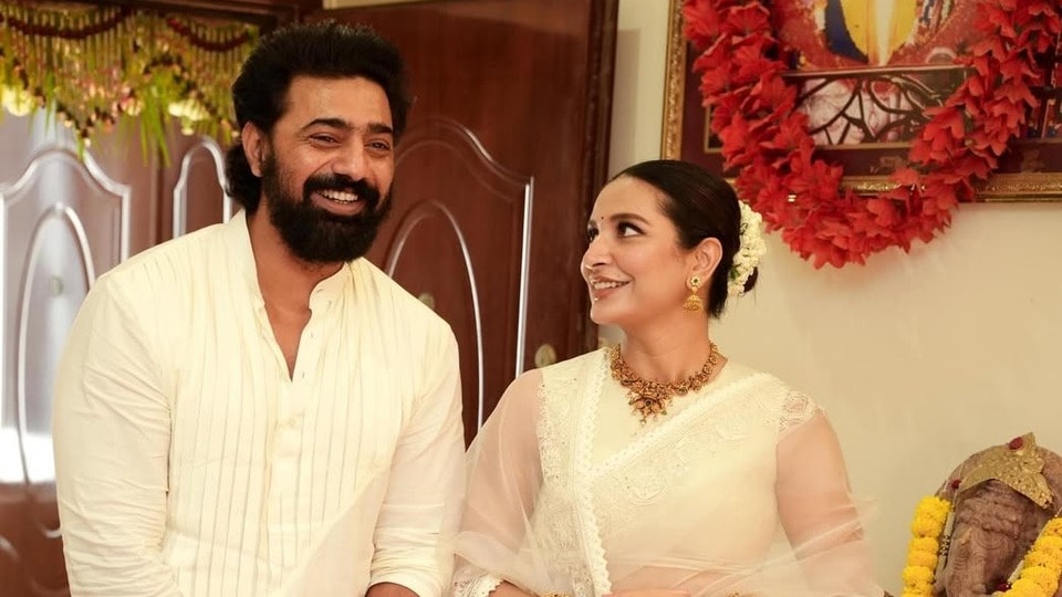চোখে চোখে ইশারা! পুরনো সেই প্রেমের ছাই ওড়ানো মহরৎ, দেব-শুভশ্রী জুটিই 'পারফেক্ট'