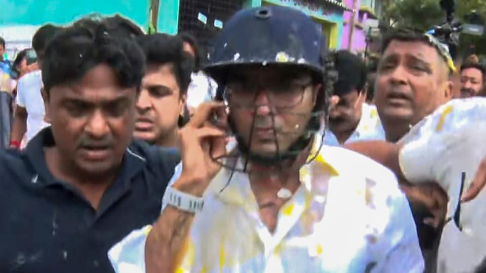 ডিম ছোড়ার পরে অভিষেক বন্দ্যোপাধ্যায়। (ছবি সৌজন্যে পিটিআই)