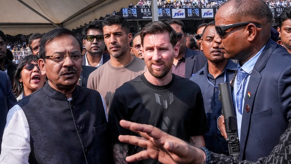 মেসির পাশে অরূপ বিশ্বাস। (ফাইল ছবি, সৌজন্যে পিটিআই)