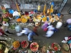 Mumbai:::::05 October 2011:::::News::::: Footpath enroached by hawkers outside Dadar Station West - HT Photo by Kalpak Pathak (Hindustan Times)