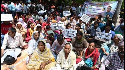 Another major issue raised was about vendors whose identity cards have been linked to GIS surveys but who were left out of the official survey process. (Keshav Singh/HT) Another major issue raised was about vendors whose identity cards have been linked to GIS surveys but who were left out of the official survey process. (Keshav Singh/HT)
