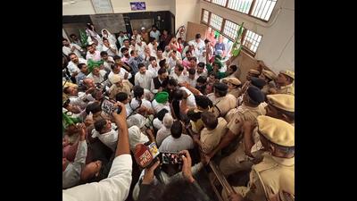 Chaos erupt between protesters and police in Rohtak on Monday. (Manoj Dhaka/HT) Chaos erupt between protesters and police in Rohtak on Monday. (Manoj Dhaka/HT)
