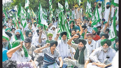 Farmers’ unions protesting at the Mohali- Chandigarh border on Monday. (Sanjeev Sharma/HT) Farmers’ unions protesting at the Mohali- Chandigarh border on Monday. (Sanjeev Sharma/HT)