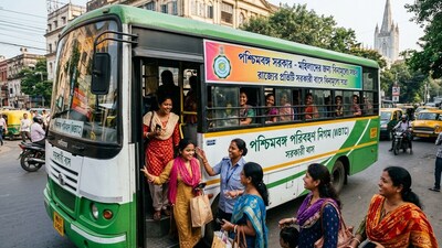 সরকারি বাসে মহিলাদের বিনামূল্যে যাতায়াত চালু হল। (ছবিটি প্রতীকী, সৌজন্যে Nano Banana দিয়ে তৈরি করা) সরকারি বাসে মহিলাদের বিনামূল্যে যাতায়াত চালু হল। (ছবিটি প্রতীকী, সৌজন্যে Nano Banana দিয়ে তৈরি করা)
