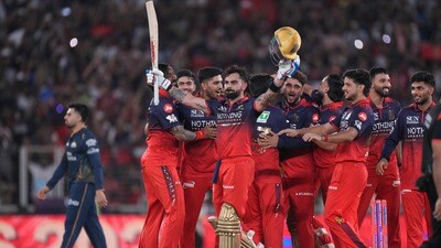 <p>ఐపీఎల్ 2026 విజేతగా నిలిచిన ఆర్సీబీ జట్టుకు ఏకంగా రూ. 20 కోట్ల నగదు బహుమతి లభించింది. రన్నరప్గా నిలిచిన శుభ్మన్ గిల్ నేతృత్వంలోని గుజరాత్ టైటాన్స్ (జీటీ) జట్టుకు రూ. 12.5 కోట్లు దక్కాయి.</p> <p>ఐపీఎల్ 2026 విజేతగా నిలిచిన ఆర్సీబీ జట్టుకు ఏకంగా రూ. 20 కోట్ల నగదు బహుమతి లభించింది. రన్నరప్గా నిలిచిన శుభ్మన్ గిల్ నేతృత్వంలోని గుజరాత్ టైటాన్స్ (జీటీ) జట్టుకు రూ. 12.5 కోట్లు దక్కాయి.</p>