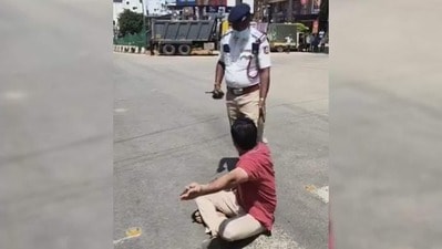 রাজ্যপালের কনভয় আটকে রাস্তায় ধর্নায় স্বামী (সৌজন্যে টুইটার)
