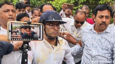 সোনারপুরে মার খান অভিষেক বন্দ্যোপাধ্যায়। (ছবি সৌজন্যে পিটিআই)