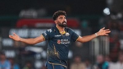 <p>గుజరాత్ టైటాన్స్ మరో పేసర్ సిరాజ్ కూడా ఓ అవార్డు అందుకున్నాడు. ఈ సీజన్ లో అత్యధిక డాట్ బాల్స్ (172) వేసినందుకు గ్రీన్ డాట్ బాల్ అవార్డు అతని ఖాతాలో చేరింది. </p> (PTI) <p>గుజరాత్ టైటాన్స్ మరో పేసర్ సిరాజ్ కూడా ఓ అవార్డు అందుకున్నాడు. ఈ సీజన్ లో అత్యధిక డాట్ బాల్స్ (172) వేసినందుకు గ్రీన్ డాట్ బాల్ అవార్డు అతని ఖాతాలో చేరింది. </p> (PTI)