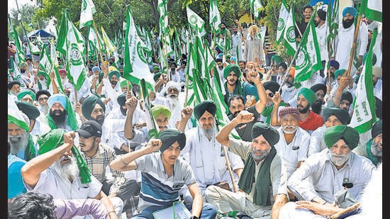 Farmers’ unions protesting at the Mohali- Chandigarh border on Monday. (Sanjeev Sharma/HT)