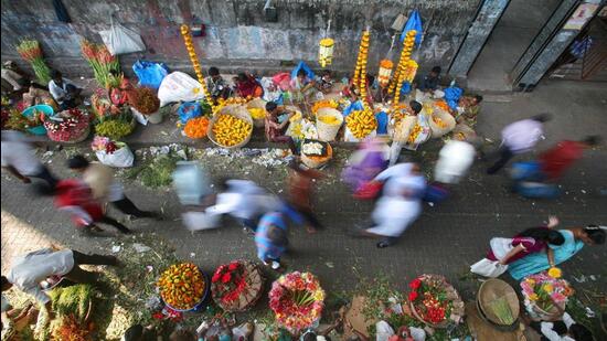 Mumbai:::::05 October 2011:::::News::::: Footpath enroached by hawkers outside Dadar Station West - HT Photo by Kalpak Pathak (Hindustan Times)