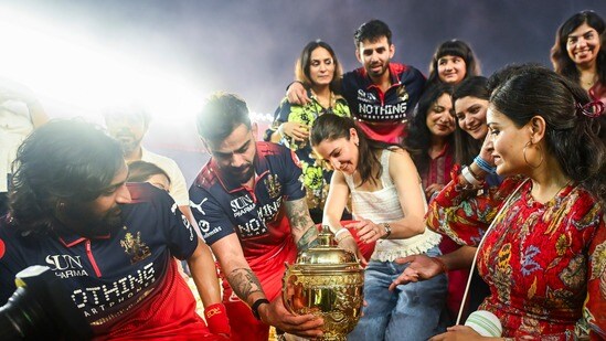 Anushka: అప్పుడు భారమన్నారు.. ఇప్పుడు ఆమెనే లక్కీ ఛార్మ్ అంటున్నారు: ఆర్సీబీ గెలుపు తర్వాత అనుష్కపై ప్రశంసలు (ANI Pic Service)