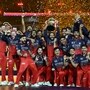 ఐపీఎల్​ ట్రోఫీతో ఆర్సీబీ టీమ్..