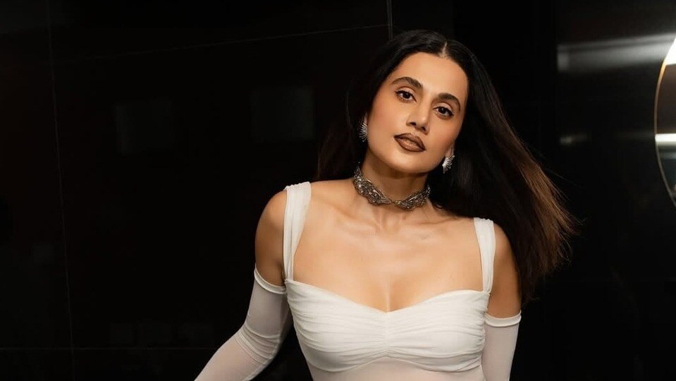 ইনস্টাগ্রামে দেখাতে হবে মেদহীন শরীর! নিজের উপরই অত্যাচার করেছেন,হুঁশিয়ারি তাপসীর
