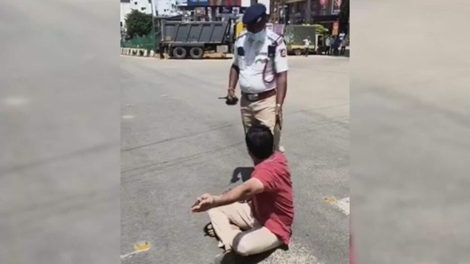রাজ্যপালের কনভয় আটকে রাস্তায় ধর্নায় স্বামী (সৌজন্যে টুইটার)