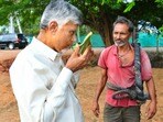 <p>కల్లుగీత కార్మికుల సంక్షేమానికి తమ ప్రభుత్వం కట్టుబడి ఉందని ఈ సందర్భంగా ముఖ్యమంత్రి పునరుద్ఘాటించారు. గీత కార్మికులను ఆదుకునేందుకే సబ్సిడీపై మద్యం దుకాణాలను కేటాయించామని చంద్రబాబు గుర్తుచేశారు. అనంతరం సాంప్రదాయ పద్ధతిలో కల్లు గీసే విధానాన్ని ముఖ్యమంత్రి ఆసక్తిగా పరిశీలించారు. తాటిచెట్టుపై నుంచి అప్పుడే తీసిన తాజా కల్లును ముఖ్యమంత్రి చంద్రబాబు నాయుడు రుచి చూశారు. </p><h3> </h3>