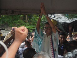 ওয়াই চ্যানেলে ধর্নামঞ্চ থেকে হুংকার মমতা বন্দ্যোপাধ্যায়ের
