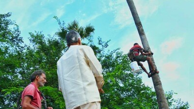 <p>కాకినాడ జిల్లా తుని నియోజకవర్గంలోని చామవరం గ్రామంలో అరుదైన దృశ్యం ఆవిష్కృతమైంది. ముఖ్యమంత్రి నారా చంద్రబాబు స్వయంగా కల్లుగీత కార్మికుడి ఇంటికి వెళ్లారు. గ్రామానికి చెందిన కల్లుగీత కార్మికుడు సింహాచలం నివాసానికి వెళ్లిన ముఖ్యమంత్రి, ఆయనకు 'ఎన్టీఆర్ భరోసా' పథకం కింద రూ.4 వేల పింఛన్ సొమ్మును స్వయంగా అందజేశారు. కేవలం పింఛన్ ఇవ్వడమే కాకుండా, ఆ కుటుంబంతో కాసేపు ముచ్చటించి వారి యోగక్షేమాలను ఆప్యాయంగా అడిగి తెలుసుకున్నారు.</p> <p>కాకినాడ జిల్లా తుని నియోజకవర్గంలోని చామవరం గ్రామంలో అరుదైన దృశ్యం ఆవిష్కృతమైంది. ముఖ్యమంత్రి నారా చంద్రబాబు స్వయంగా కల్లుగీత కార్మికుడి ఇంటికి వెళ్లారు. గ్రామానికి చెందిన కల్లుగీత కార్మికుడు సింహాచలం నివాసానికి వెళ్లిన ముఖ్యమంత్రి, ఆయనకు 'ఎన్టీఆర్ భరోసా' పథకం కింద రూ.4 వేల పింఛన్ సొమ్మును స్వయంగా అందజేశారు. కేవలం పింఛన్ ఇవ్వడమే కాకుండా, ఆ కుటుంబంతో కాసేపు ముచ్చటించి వారి యోగక్షేమాలను ఆప్యాయంగా అడిగి తెలుసుకున్నారు.</p>