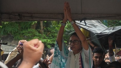 ওয়াই চ্যানেলে ধর্নামঞ্চ থেকে হুংকার মমতা বন্দ্যোপাধ্যায়ের (PTI) ওয়াই চ্যানেলে ধর্নামঞ্চ থেকে হুংকার মমতা বন্দ্যোপাধ্যায়ের (PTI)