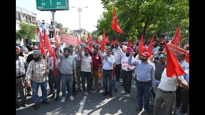 The protest ended after the administration provided written assurance of a meeting with the education department on June 9 and the cabinet sub-committee on June 23. (Sanjeev Sharma/HT)