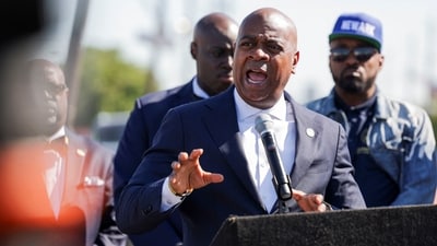 Newark Mayor Ras Baraka speaks outside Delaney Hall detention center in Newark, New Jersey. (REUTERS)