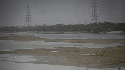 Officials compounded the ongoing water crisis in the national capital after Yamuna levels declined with the onset of summer. (Sanchit Khanna/Hindustan Times)