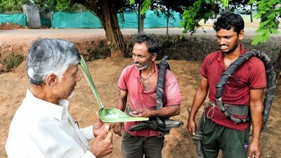 <p>ఈ సంభాషణ సమయంలో సింహాచలం తనకున్న కష్టాలను ముఖ్యమంత్రి దృష్టికి తీసుకెళ్లారు. తనకు సొంతిల్లు లేదని, కనీసం తాగునీటి కోసం ట్యాప్ కనెక్షన్ కూడా లేదని ఆవేదన వ్యక్తం చేశారు. తనతో పాటు తన వృత్తిని, తోటి కార్మికులను కూడా ఆదుకోవాలని సీఎంకు విజ్ఞప్తి చేశారు. </p><p> </p> <p>ఈ సంభాషణ సమయంలో సింహాచలం తనకున్న కష్టాలను ముఖ్యమంత్రి దృష్టికి తీసుకెళ్లారు. తనకు సొంతిల్లు లేదని, కనీసం తాగునీటి కోసం ట్యాప్ కనెక్షన్ కూడా లేదని ఆవేదన వ్యక్తం చేశారు. తనతో పాటు తన వృత్తిని, తోటి కార్మికులను కూడా ఆదుకోవాలని సీఎంకు విజ్ఞప్తి చేశారు. </p><p> </p>