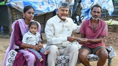 <p>పింఛన్ డబ్బులు చేతికి అందించిన తర్వాత సింహాచలంతో ముఖ్యమంత్రి ప్రత్యేకంగా మాట్లాడారు. "వాలంటీర్లు లేదా అధికారులు ఇంటికే వచ్చి పెన్షన్ ఇస్తున్నారా? ఏమైనా ఇబ్బంది పెడుతున్నారా?" అని సీఎం ఆరా తీశారు. దీనికి సింహాచలం స్పందిస్తూ, ఎలాంటి ఇబ్బంది లేకుండా ప్రతి నెలా తమ ఇంటికే వచ్చి పెన్షన్ అందిస్తున్నారని సంతోషం వ్యక్తం చేశారు. కల్లు గీయడం వల్ల నెలకు ఐదు నుంచి ఆరు వేల రూపాయల వరకు మిగులుతుందని, ఇప్పుడు ప్రభుత్వం ఇస్తున్న నాలుగు వేల రూపాయల పెన్షన్ తమ కుటుంబ పోషణకు ఎంతో ఆసరాగా నిలుస్తోందని సింహాచలం ముఖ్యమంత్రికి వివరించారు.</p> <p>పింఛన్ డబ్బులు చేతికి అందించిన తర్వాత సింహాచలంతో ముఖ్యమంత్రి ప్రత్యేకంగా మాట్లాడారు. "వాలంటీర్లు లేదా అధికారులు ఇంటికే వచ్చి పెన్షన్ ఇస్తున్నారా? ఏమైనా ఇబ్బంది పెడుతున్నారా?" అని సీఎం ఆరా తీశారు. దీనికి సింహాచలం స్పందిస్తూ, ఎలాంటి ఇబ్బంది లేకుండా ప్రతి నెలా తమ ఇంటికే వచ్చి పెన్షన్ అందిస్తున్నారని సంతోషం వ్యక్తం చేశారు. కల్లు గీయడం వల్ల నెలకు ఐదు నుంచి ఆరు వేల రూపాయల వరకు మిగులుతుందని, ఇప్పుడు ప్రభుత్వం ఇస్తున్న నాలుగు వేల రూపాయల పెన్షన్ తమ కుటుంబ పోషణకు ఎంతో ఆసరాగా నిలుస్తోందని సింహాచలం ముఖ్యమంత్రికి వివరించారు.</p>