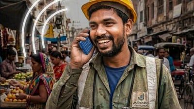 <p>ఐటెల్ కంపెనీ సాధారణ వినియోగదారులను దృష్టిలో ఉంచుకుని, తక్కువ ధరలోనే ప్రీమియం ఫీచర్లను అందించే లక్ష్యంతో 'ఐటెల్ ఆక్వా'ను మార్కెట్లోకి తెచ్చింది. రఫ్ అండ్ టఫ్ వాడకానికి, అవుట్డోర్ పరిస్థితులకు ఇది పర్ఫెక్ట్ ఆప్షన్ అని కంపెనీ పేర్కొంది. భారతదేశంలో ఐటెల్ ఆక్వా ఫీచర్ ఫోన్ ధరను కేవలం రూ. 1,799గా నిర్ణయించారు. ఇది బ్లూ, రెడ్, బ్లాక్ రంగుల్లో లభిస్తుంది. ఈ హ్యాండ్సెట్ ప్రస్తుతం దేశవ్యాప్తంగా ఉన్న అన్ని ప్రముఖ రిటైల్ స్టోర్లలో కొనుగోలు చేయడానికి అందుబాటులో ఉంది.</p> <p>ఐటెల్ కంపెనీ సాధారణ వినియోగదారులను దృష్టిలో ఉంచుకుని, తక్కువ ధరలోనే ప్రీమియం ఫీచర్లను అందించే లక్ష్యంతో 'ఐటెల్ ఆక్వా'ను మార్కెట్లోకి తెచ్చింది. రఫ్ అండ్ టఫ్ వాడకానికి, అవుట్డోర్ పరిస్థితులకు ఇది పర్ఫెక్ట్ ఆప్షన్ అని కంపెనీ పేర్కొంది. భారతదేశంలో ఐటెల్ ఆక్వా ఫీచర్ ఫోన్ ధరను కేవలం రూ. 1,799గా నిర్ణయించారు. ఇది బ్లూ, రెడ్, బ్లాక్ రంగుల్లో లభిస్తుంది. ఈ హ్యాండ్సెట్ ప్రస్తుతం దేశవ్యాప్తంగా ఉన్న అన్ని ప్రముఖ రిటైల్ స్టోర్లలో కొనుగోలు చేయడానికి అందుబాటులో ఉంది.</p>