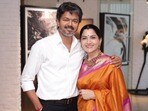 Khushbu Vijay: తమ్ముడు, తమిళనాడు సీఎం విజయ్‌ను కలిసి కూతురి వెడ్డింగ్ కార్డ్ ఇచ్చిన ఖుష్బూ.. నెట్టింట ఫోటోలు వైరల్