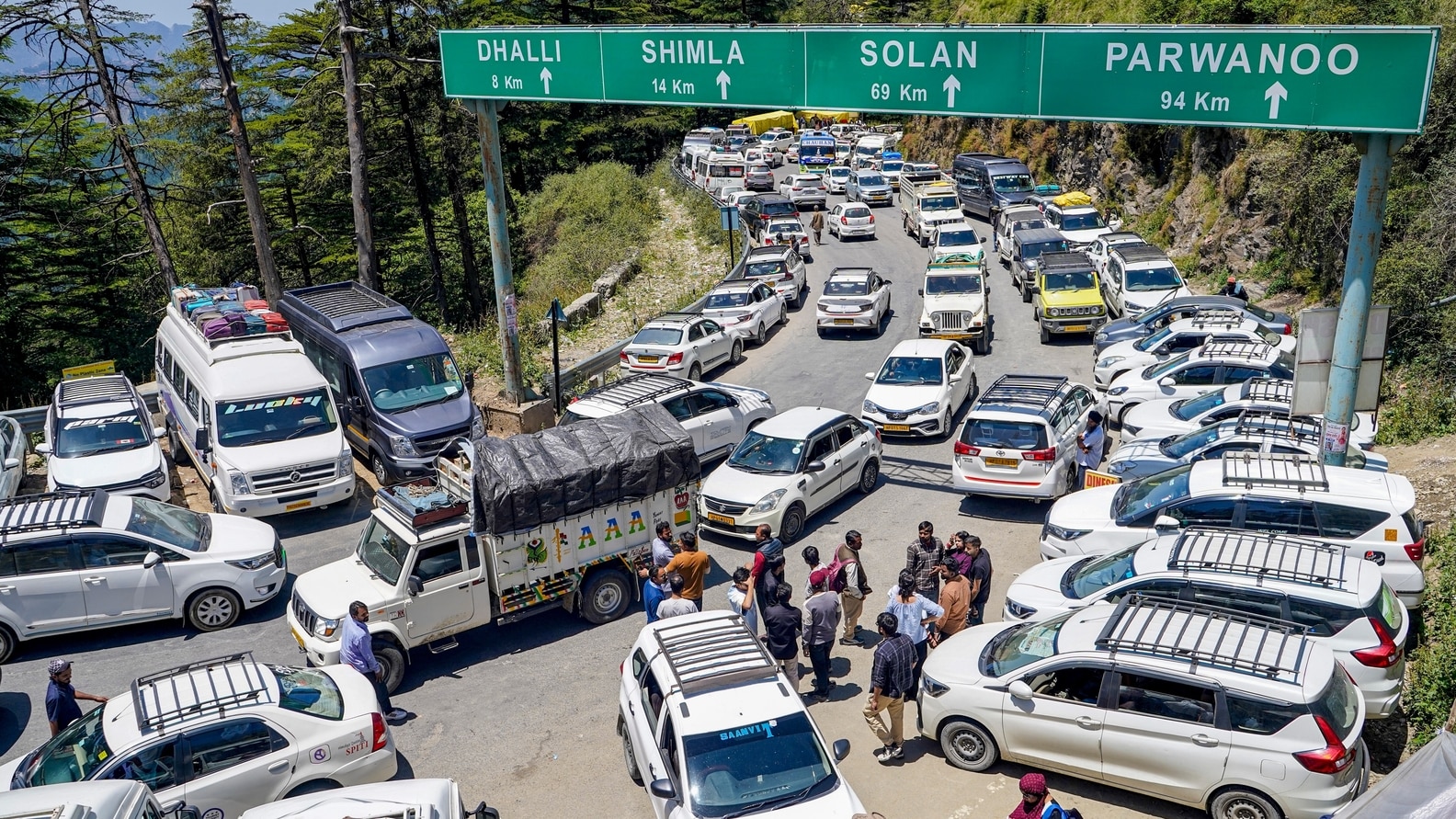 Shimla advocates' road blockade triggers congestion, commuters left  stranded | India News