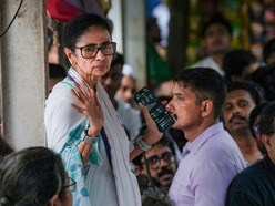 কলকাতার ধরনার জায়গায় মমতা বন্দ্যোপাধ্যায়। (ছবি সৌজন্যে পিটিআই)