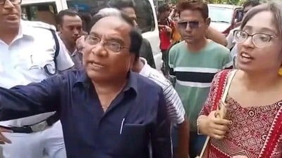 জয়প্রকাশ মজুমদারকে গ্রেফতার করা হল। জয়প্রকাশ মজুমদারকে গ্রেফতার করা হল।