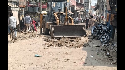 Noorwala road located in Guru Gobind Singh Nagar street no 4 in bad condition, in Ludhiana on Wednesday. (HT Photo) Noorwala road located in Guru Gobind Singh Nagar street no 4 in bad condition, in Ludhiana on Wednesday. (HT Photo)