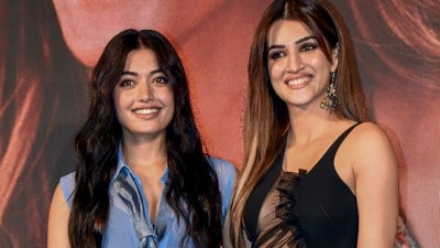 రష్మిక మందన్న, కృతి సనన్ లెస్బియన్ రూమర్లు (PTI) రష్మిక మందన్న, కృతి సనన్ లెస్బియన్ రూమర్లు (PTI)