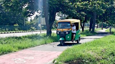 The city’s cycle tracks run up to nearly 240 kilometres but it has little to boast of. Road safety experts say tracks run into unsafe intersections, lack proper maintenance and are often encroached upon by motorists or vendors. (HT File)
