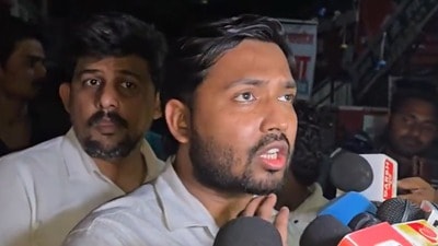 হামলার অভিযোগ তুলে রাত সাড়ে ১১টা নাগাদ কোচিং সেন্টারে পৌঁছন খান স্যার। হামলার অভিযোগ তুলে রাত সাড়ে ১১টা নাগাদ কোচিং সেন্টারে পৌঁছন খান স্যার।